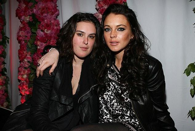 Румер Уиллис выглядела точь-в-точь как ее бывшая лучшая подруга Линдси Лохан, когда во вторник присутствовала на съемках в прямом эфире финала 34-го сезона шоу ABC «Танцы со звездами» в Лос-Анджелесе