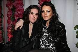 Румер Уиллис выглядела точь-в-точь как ее бывшая лучшая подруга Линдси Лохан, когда во вторник присутствовала на съемках в прямом эфире финала 34-го сезона шоу ABC «Танцы со звездами» в Лос-Анджелесе