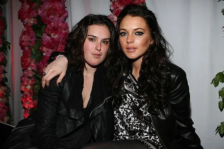 Румер Уиллис выглядела точь-в-точь как ее бывшая лучшая подруга Линдси Лохан, когда во вторник присутствовала на съемках в прямом эфире финала 34-го сезона шоу ABC «Танцы со звездами» в Лос-Анджелесе