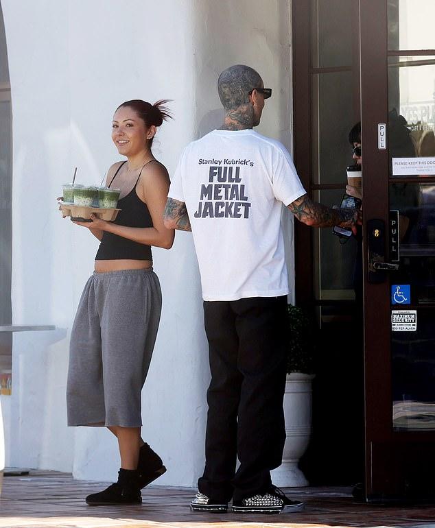 Атиана, дочь бывшей жены Трэвиса Шанны Моаклер и Оскара Де Ла Хойи, продемонстрировала подтянутый живот в черном жилете.