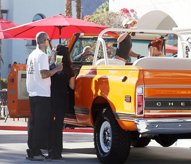 Кортни Кардашьян и Трэвис Баркер не скрывали чувств во время остановки в кафе с детьми