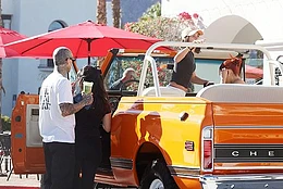 Кортни Кардашьян и Трэвис Баркер не скрывали чувств во время остановки в кафе с детьми