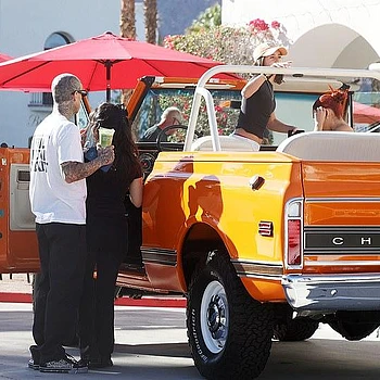 Кортни Кардашьян и Трэвис Баркер не скрывали чувств во время остановки в кафе с детьми