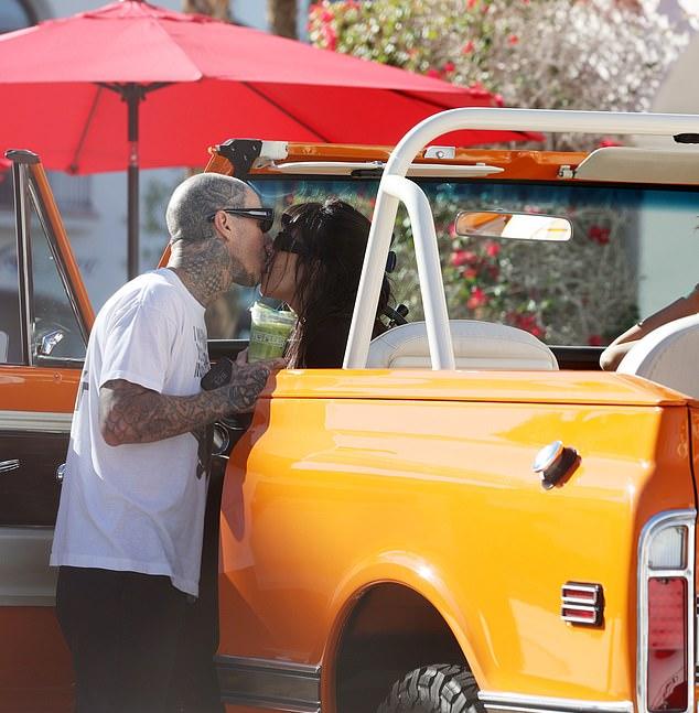 Кортни Кардашьян и Трэвис Баркер активно нежничали, быстро заглянув с детьми в матча-кафе в Палм-Спрингс, Калифорния, в четверг.