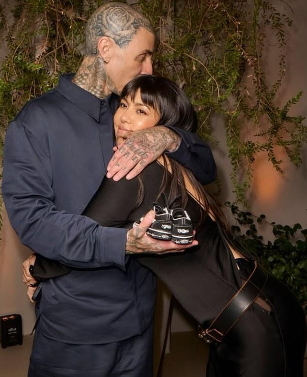 На одном из снимков были черно-белые детские кроссовки Vans, вероятно, для их двухлетнего сына Рокки Тертeна.