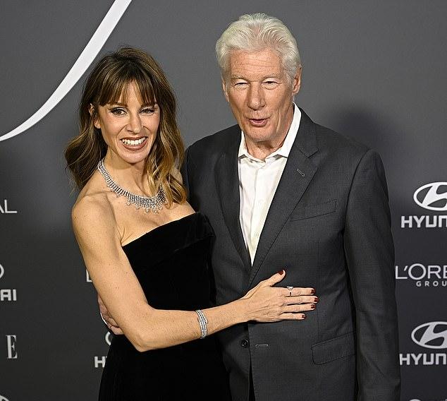 Ричард Гир и его потрясающая жена Алехандра Сильва не могли отвести глаз друг от друга, когда нежно прижимались на красной дорожке в Мадриде в среду