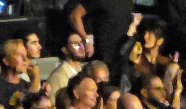 В прошлом месяце Селин Дион редко посетила концерт Пола Маккартни в Лас-Вегасе с сыновьями: Рене-Шарлем, 23 года, и близнецами Нельсоном, Эдди, 14 лет.