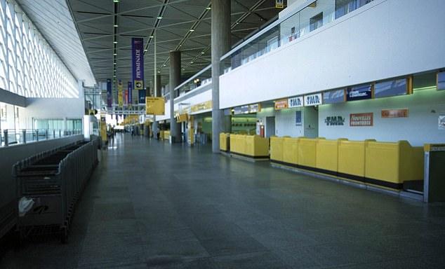 31 октября 2004 года аэропорт прекратил коммерческие операции, отправив последний пассажирский рейс.