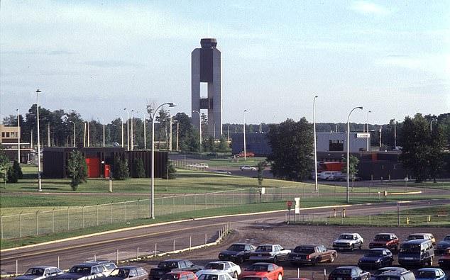 Международный аэропорт Мирабель, Монреаль, планировался как крупнейший мировой хаб, но был заброшен и пришел в упадок.