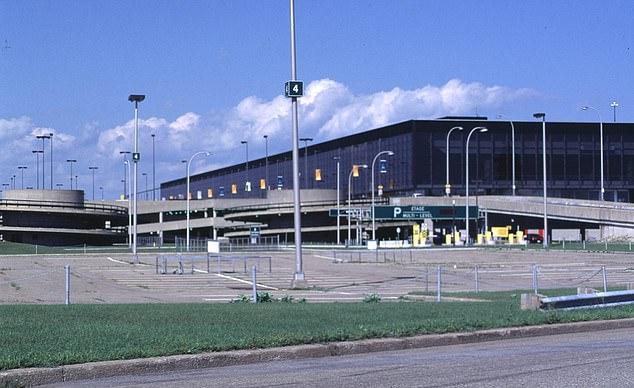 Пустовавший годами пассажирский терминал был снесен в 2016 году, но сам аэропорт по-прежнему работает как грузовой хаб.