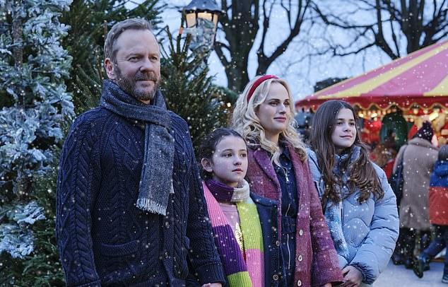 Дуэт снялся в рождественском фильме "Тинсел-Таун", снятом в Лидсе/Харрогейте. По сюжету, персонаж Кифера – списанный голливудский герой, обманом играет в британской пантомиме.