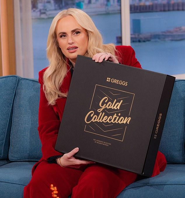 Она с гордостью демонстрировала свой подарок от Greggs.