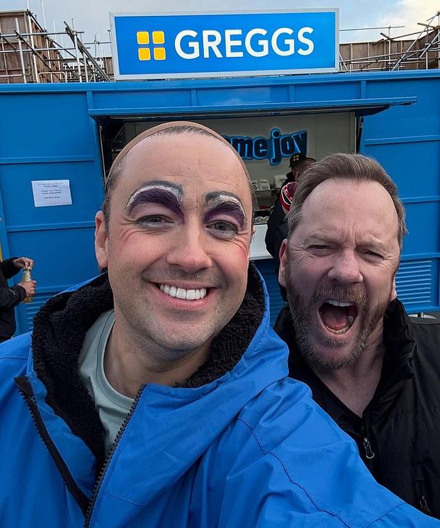 На фото Кифер с коллегой по «Тинсел Таун» Джейсоном Мэнфордом на фоне фургона Greggs со съемок.