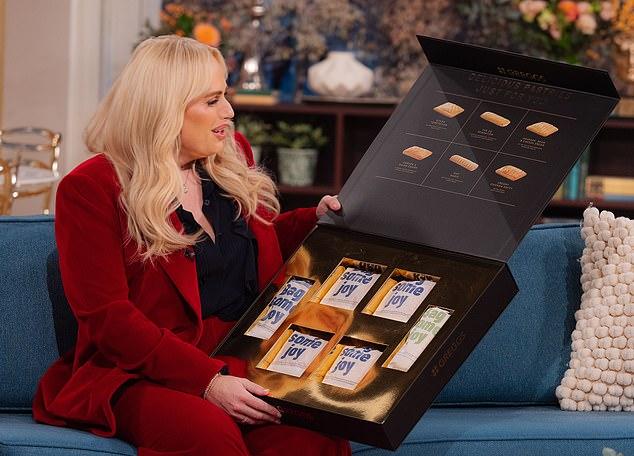 Сосисочные рулеты Greggs покорили не только британцев: Ребел Уилсон и Кифер Сазерленд обожают эти знаменитые слоеные лакомства.