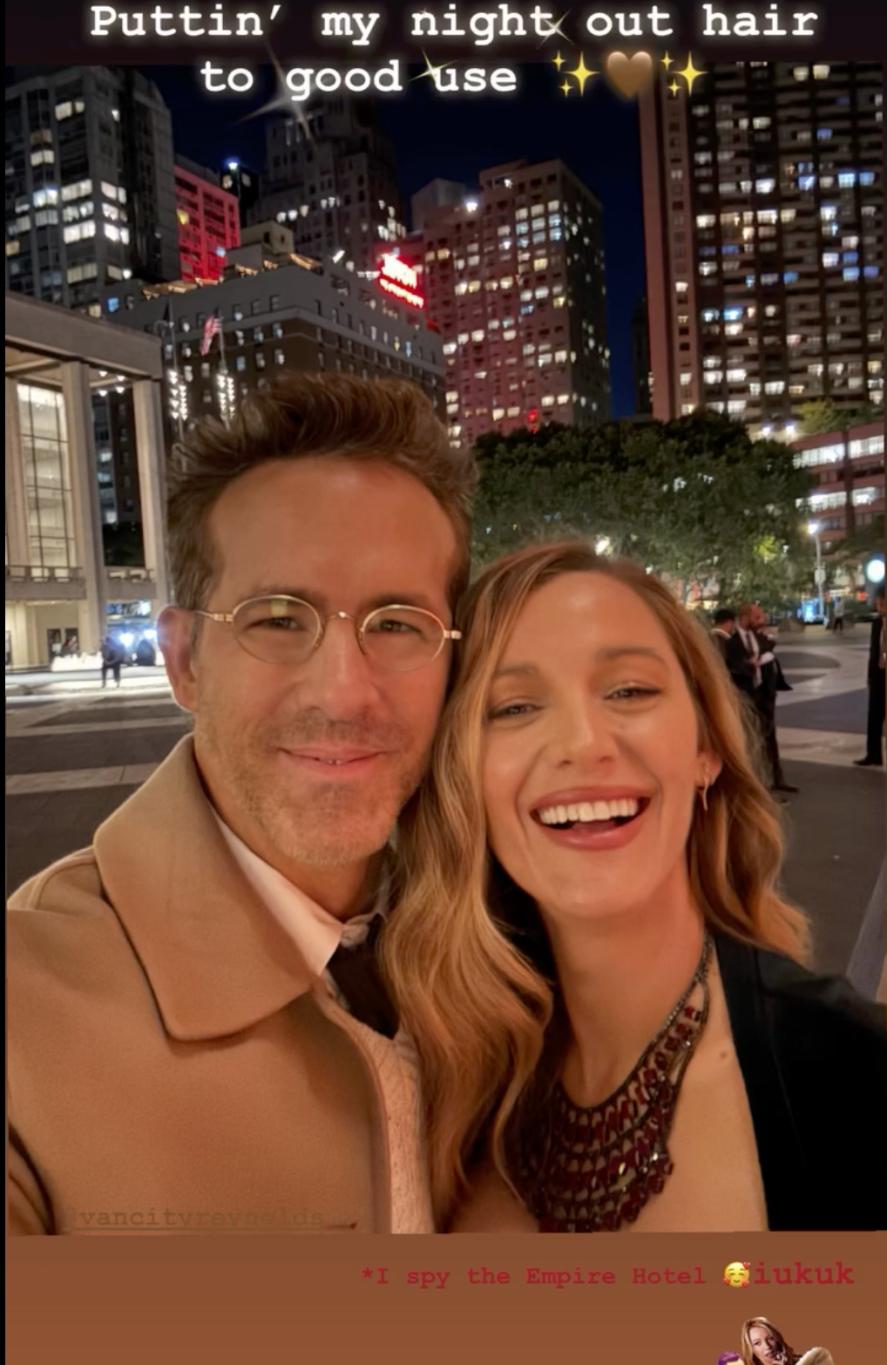 Райан Рейнольдс и Блейк Лайвли улыбаются на ночном селфи на фоне городских огней.