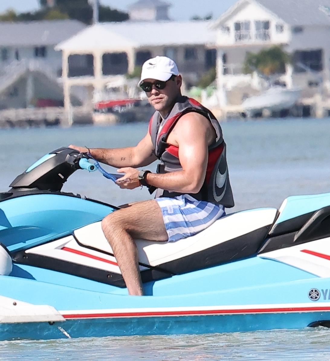 Скутер Браун на гидроцикле бороздит воды Флорида-Кис.