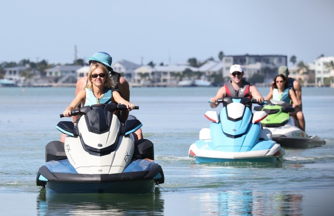 Сидни Суини на гидроцикле со Скутером Брауном и друзьями во Флорида-Кис.