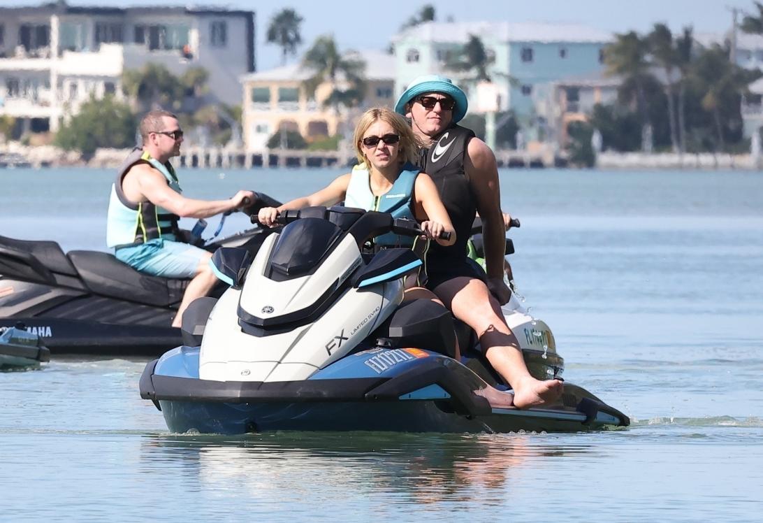 Сидни Суини и Скутер Браун катались на гидроцикле во Флорида-Кис.