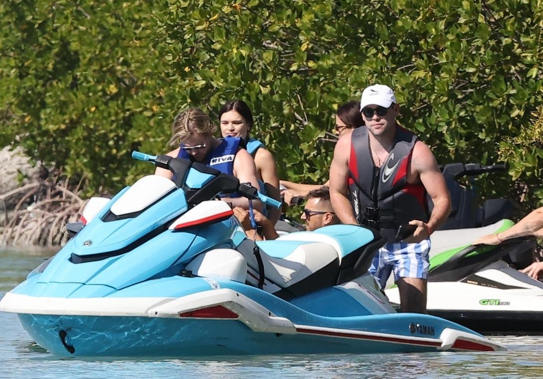 Сидни Суини в бордовом бикини и Скутер Браун катались на гидроциклах на Флорида-Кис.