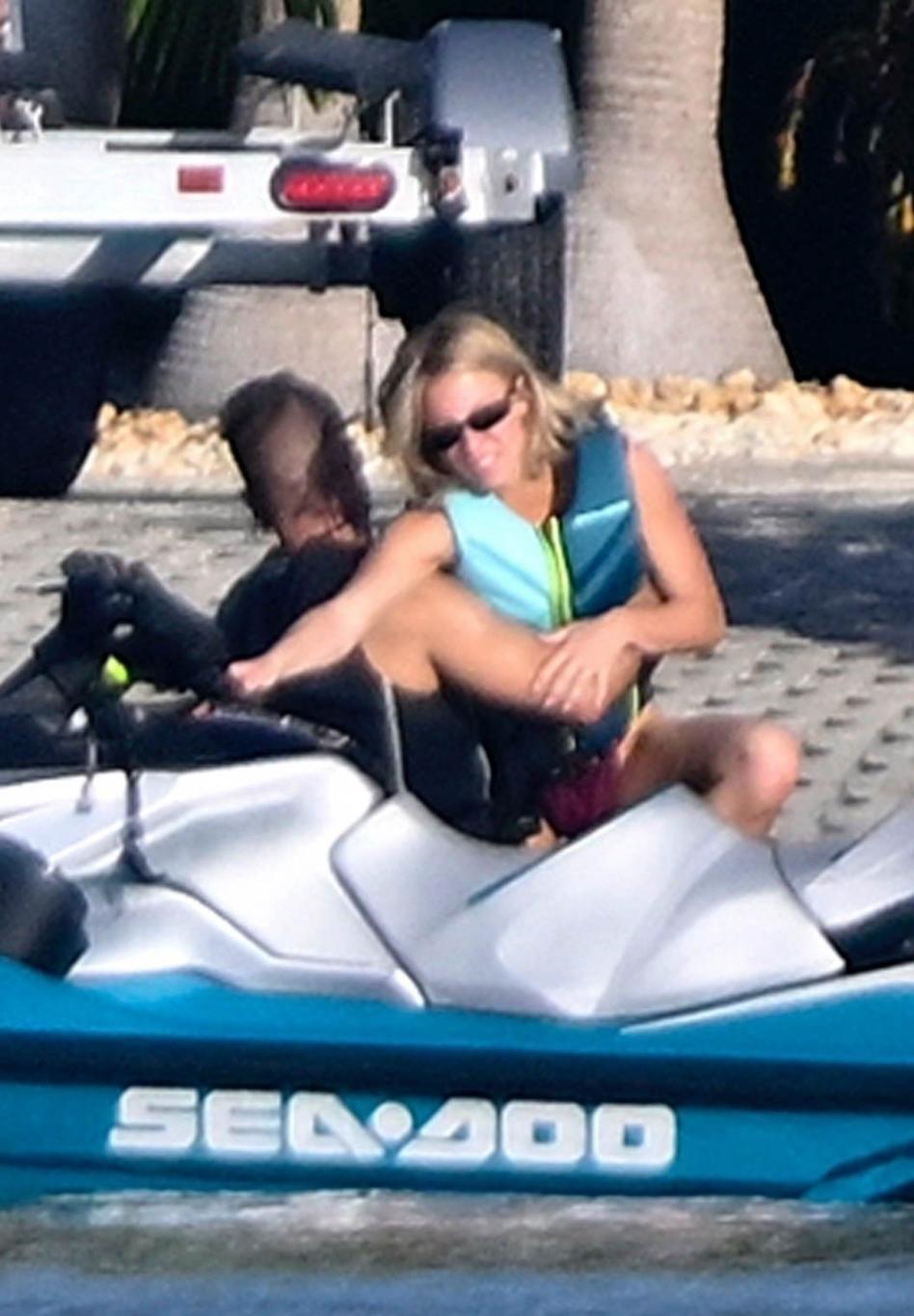 Сидни Суини и Скутер Браун рассекают волны Флорида-Кис на гидроцикле.