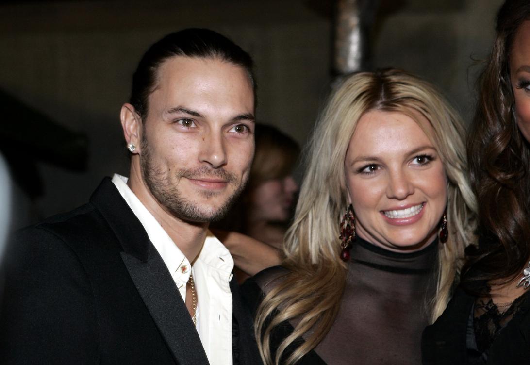 Печально известная эра Бритни Спирс 2007 года, запечатленная в мемах, теперь увековечивается в музыкальной форме