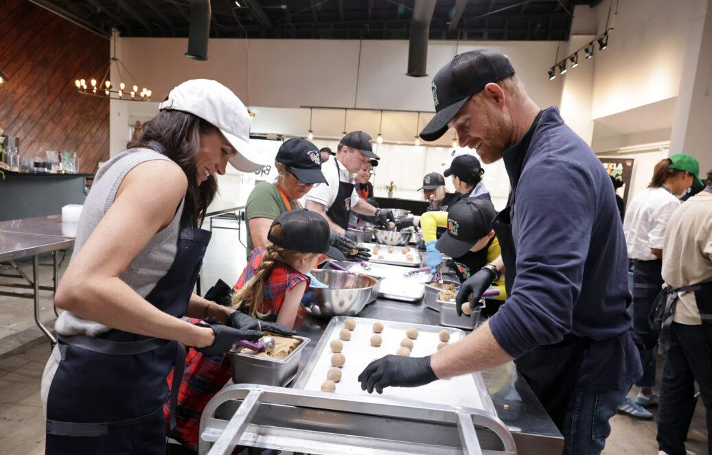 Меган Маркл, принц Гарри и их дочь Лилибет вместе пекут печенье.