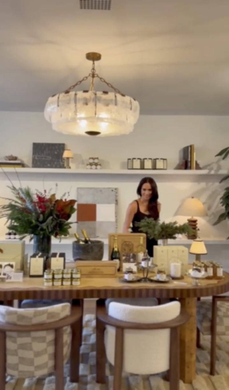 Меган Маркл за столом, ломящимся от подарков и новогодних украшений.