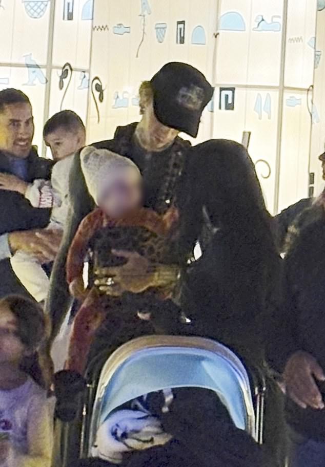 Иногда они позировали у неоновых огней, улыбаясь и впитывая праздничную атмосферу. Это давало редкий взгляд на их динамику совместного воспитания.