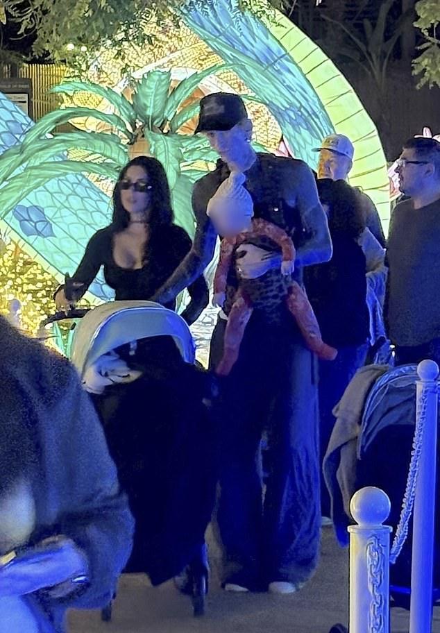 Machine Gun Kelly и Меган Фокс замечены на редкой семейной прогулке