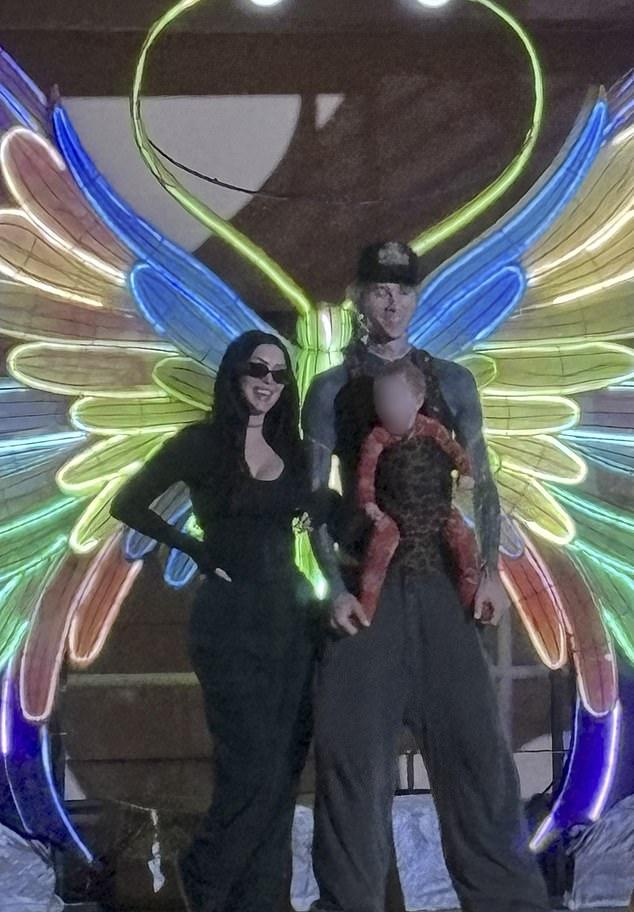 Расслабленная бывшая пара прогуливалась по ярко освещенному месту: Келли с младенцем, Фокс рядом.