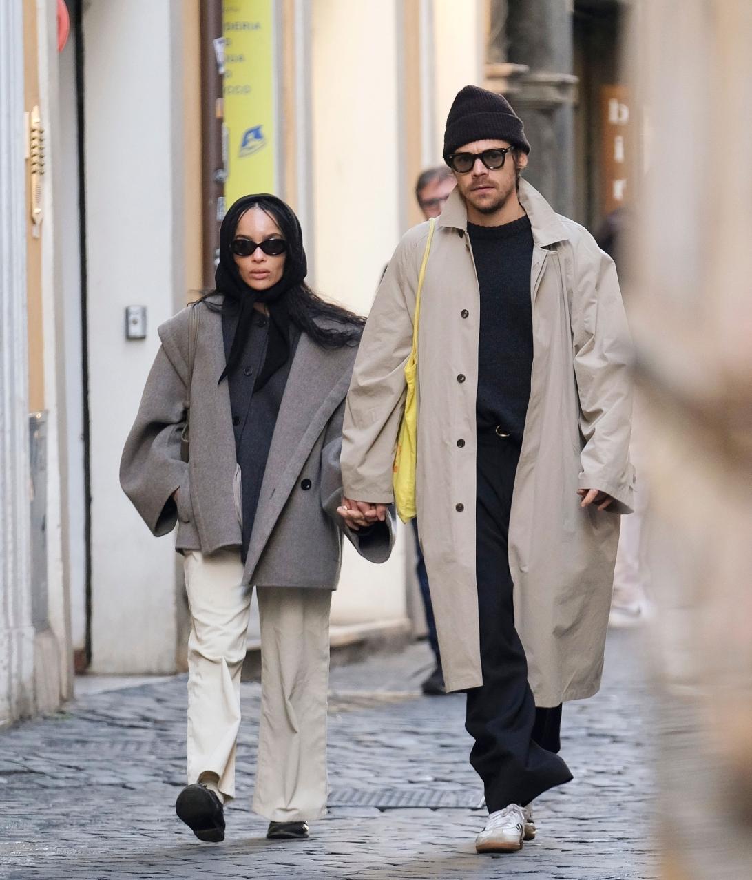 Гарри Стайлс и Зои Кравиц прогуливаются вместе, держась за руки.