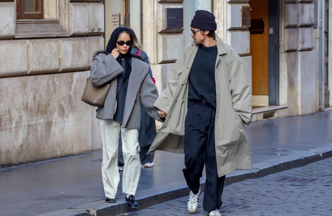 Гарри Стайлс и Зои Кравиц замечены держащимися за руки во время шопинга в Риме.