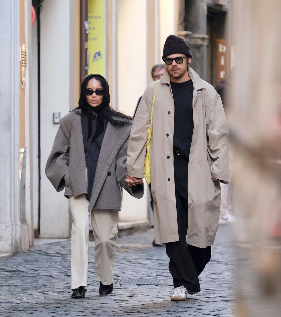 Гарри Стайлс и Зои Кравиц замечены в Риме, гуляющими рука об руку.