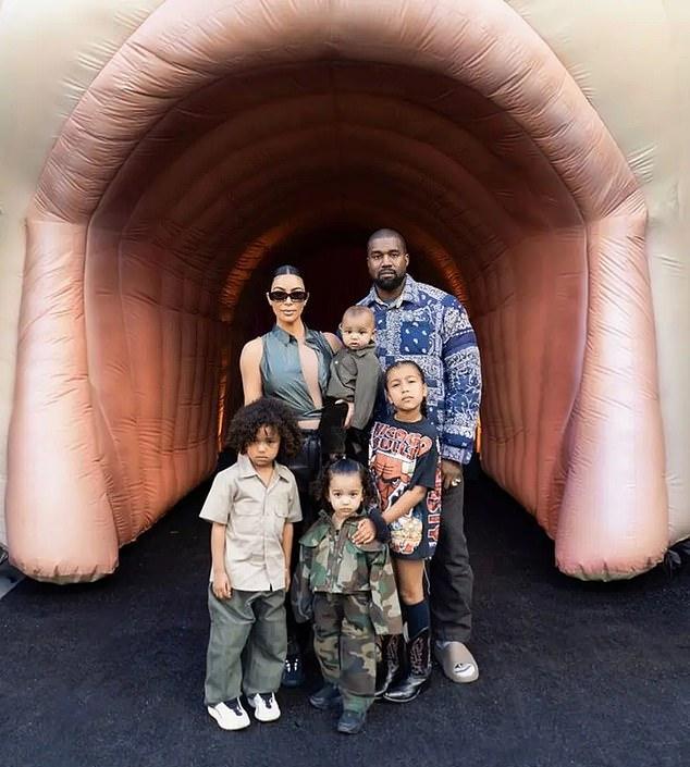 Ким утверждала, что старалась построить здоровые отношения между дизайнером Yeezy и их детьми: Норт (12), Сейнтом (9), Чикаго (7), Псалмом (6).