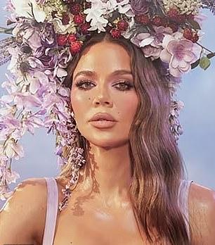 На кадрах кампании Хлои выглядит кукольно идеальной, позируя в светло-фиолетовом корсете и цветочном венке.