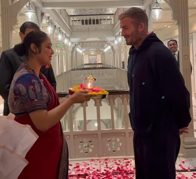 После четырехчасового визита в местную школу Бекхэма приветствовали цветочным букетом и ритуалом аарти, индуистским обрядом поклонения.