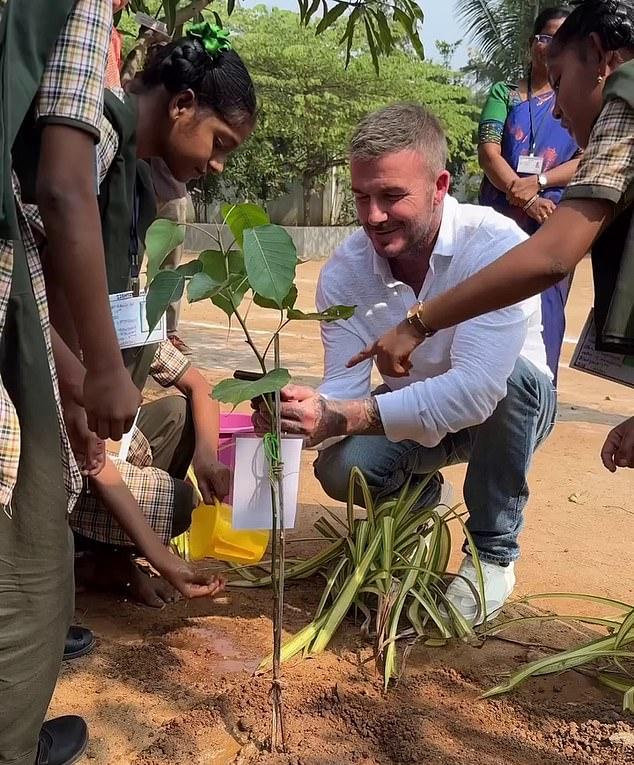 Экс-футболист присоединился к детям, высаживающим деревья в школьном саду, предложив свою помощь.