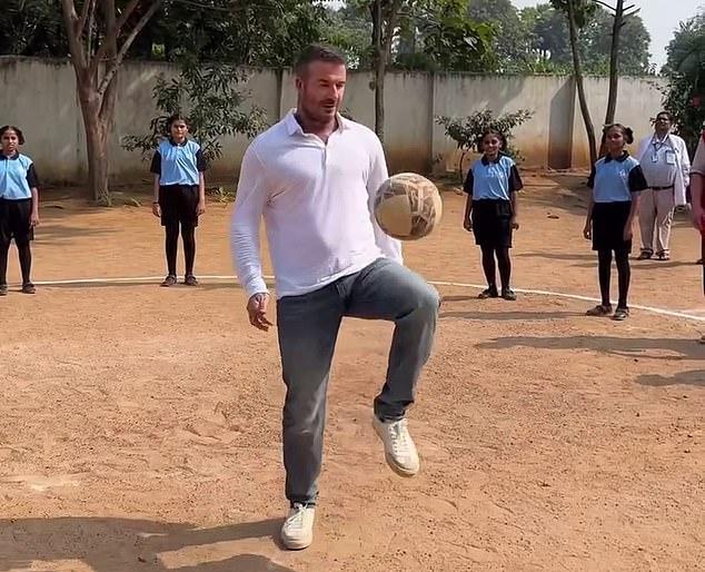 Сэру Дэвиду Бекхэму был оказан прием, достойный местной знати, в продолжение его благотворительной поездки в Индию в пятницу