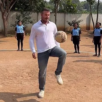 Сэру Дэвиду Бекхэму был оказан прием, достойный местной знати, в продолжение его благотворительной поездки в Индию в пятницу