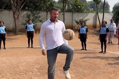 Сэру Дэвиду Бекхэму был оказан прием, достойный местной знати, в продолжение его благотворительной поездки в Индию в пятницу