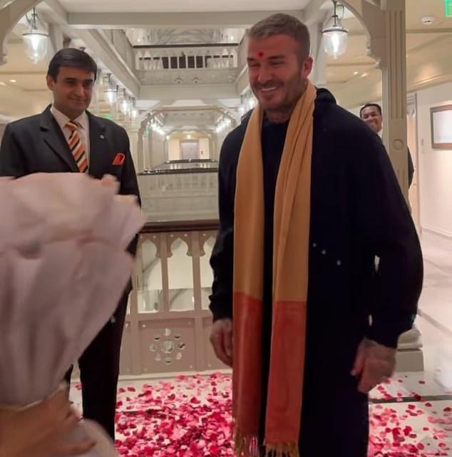 Новейший британский рыцарь прибыл в Мумбаи для миссии посла доброй воли ЮНИСЕФ от фонда Education Above All.