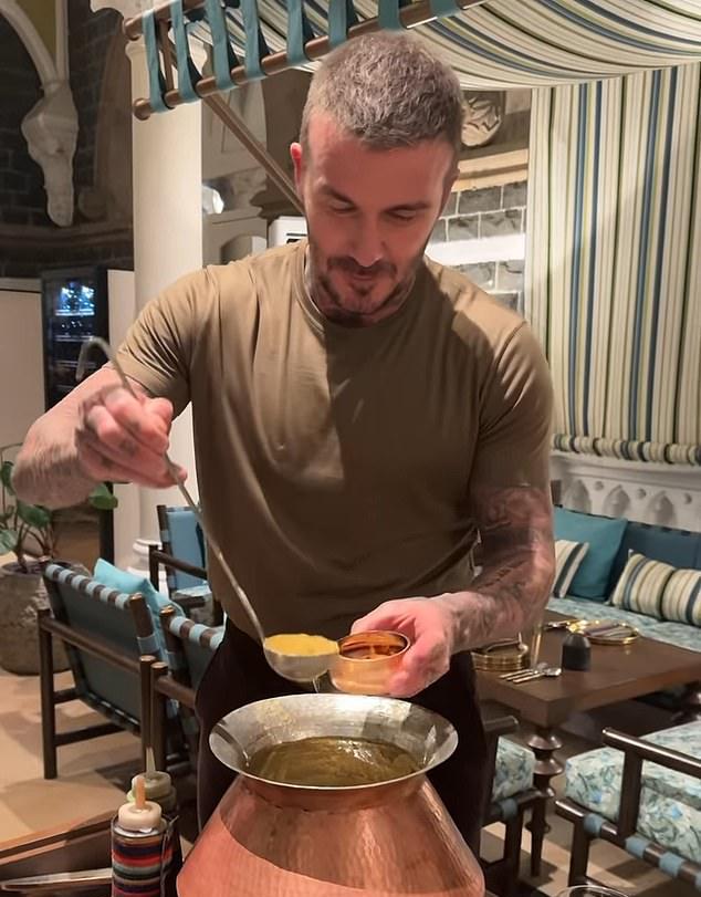 Страстный кулинар Бекхэм во время недавнего визита в Индию изучил приготовление Дал Ки Чаат – высокобелковой индийской уличной закуски.