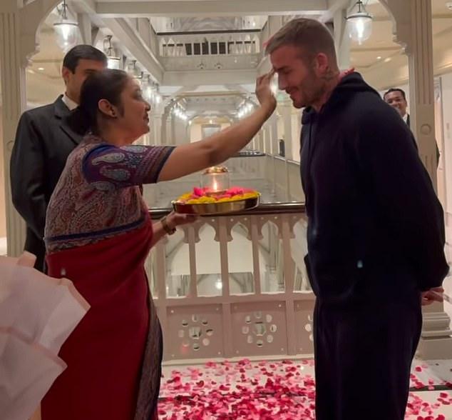 Сэр Дэвид Бекхэм получил в Индии поистине королевский прием в пятницу, продолжая свою благотворительную миссию.