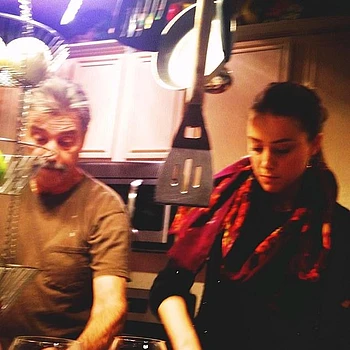 Эмбер Хёрд приоткрыла завесу над своей семейной жизнью, поделившись серией ранее не публиковавшихся фотографий с празднований Дня благодарения за прошедшие годы