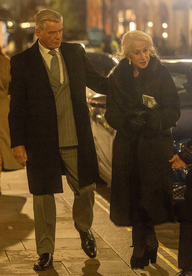 Тем временем Пирс, исполнитель роли её мужа-мафиози Конрада, щеголял в элегантном сером костюме в тонкую полоску.