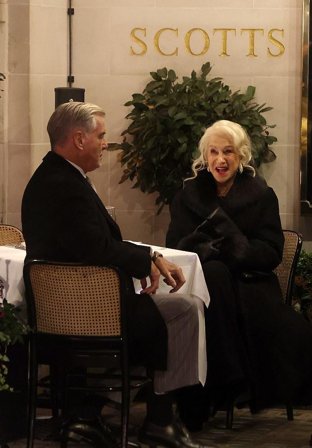 Исполнительница роли Мейв Харриган из сериала Гая Ричи была эталоном стиля в черном пальто с искусственным мехом.