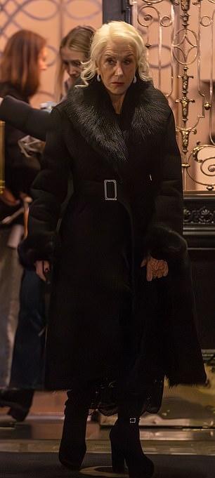 Для роли Хелен, видимо, надела парик, завершив образ кожаными перчатками, туфлями на платформе и клатчем.