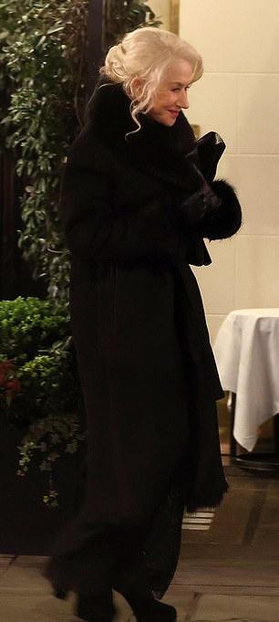 Для роли Хелен надела парик, дополнив образ кожаными перчатками, туфлями на платформе и клатчем.