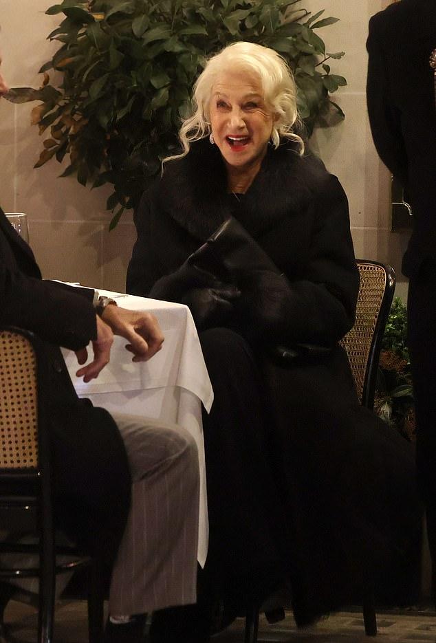 Красная помада и бриллиантовые серьги-подвески украшали оскароносную звезду.