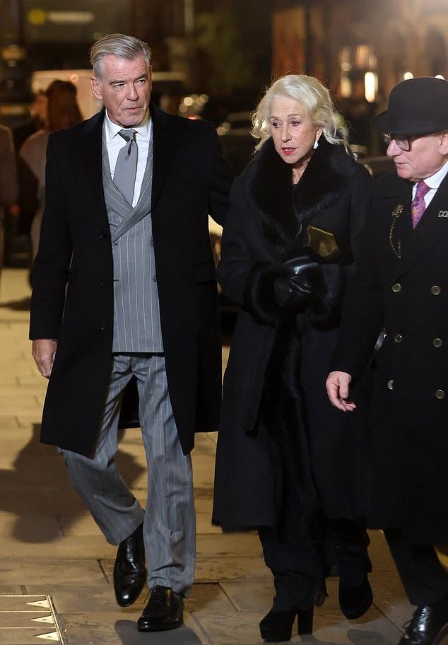 Дама Хелен Миррен и Пирс Броснан утеплились для съемок первых сцен второго сезона MobLand в фешенебельном ресторане Scott’s в Мейфэре в четверг вечером